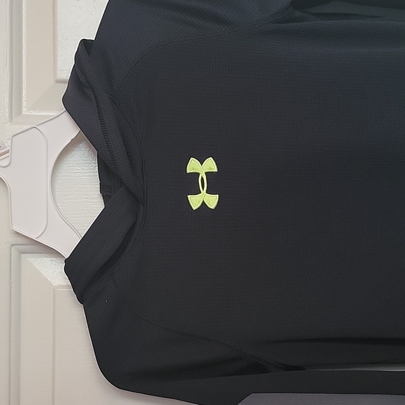 Under Armour, youth medium, long sleeved shirt with hood, black. - Picture 2 of 8